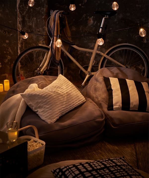 Facilement transportables avec un vélo et une remorque, deux fauteuils poires BUSSAN donneront à l’espace un côté cosy instantané.