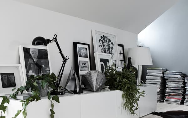 Faire chevaucher cadres, lampes et décorations crée un effet épatant.
