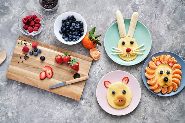 Faire la cuisine avec ses enfants, c’est amusant et instructif!  En préparant avec eux ces crêpes rigolotes à têtes d’animaux, non seulement vous stimulerez leur créativité, mais ils se sentiront plus en confiance en cuisine. De plus, c’est un moyen super de leur faire manger des fruits frais.