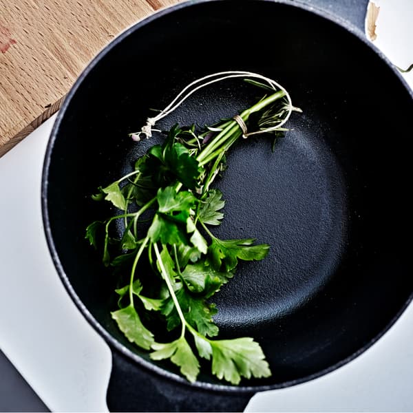 Faites un bouquet avec des herbes aromatiques comme le persil, le romarin et le thym et plongez-les dans vos soupes, ragoûts et currys.