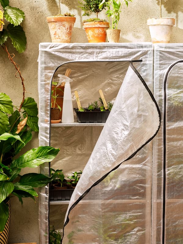 Fal mellett álló HYLLIS polcos elem huzattal.