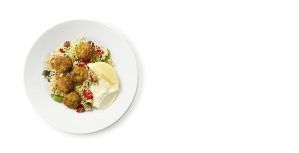 Falafel, 8 ks kuskus, zelenina, kopeček majonézy a kousek citrón