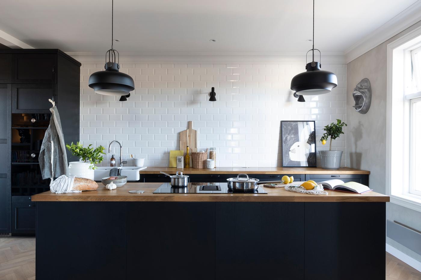 Familien ønsket seg nok skapplass – og det har de fått. Til tross for at de ikke har et eneste overskap.