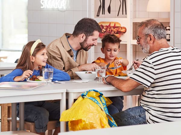 Familjen äter på en IKEA-restaurang