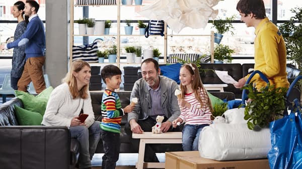Famille avec des enfants lors d'une visite dans un magasin IKEA.