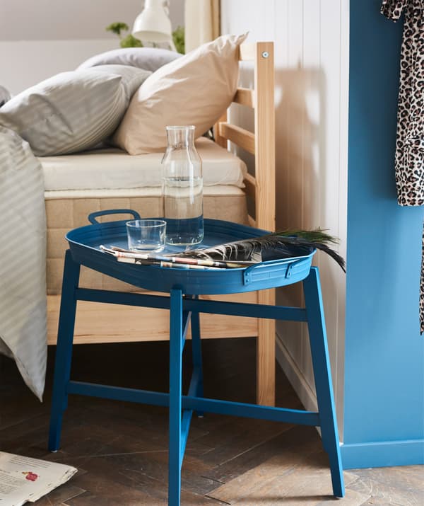 Fancy eating breakfast in bed? Use a smart tray table as a bedside table! 