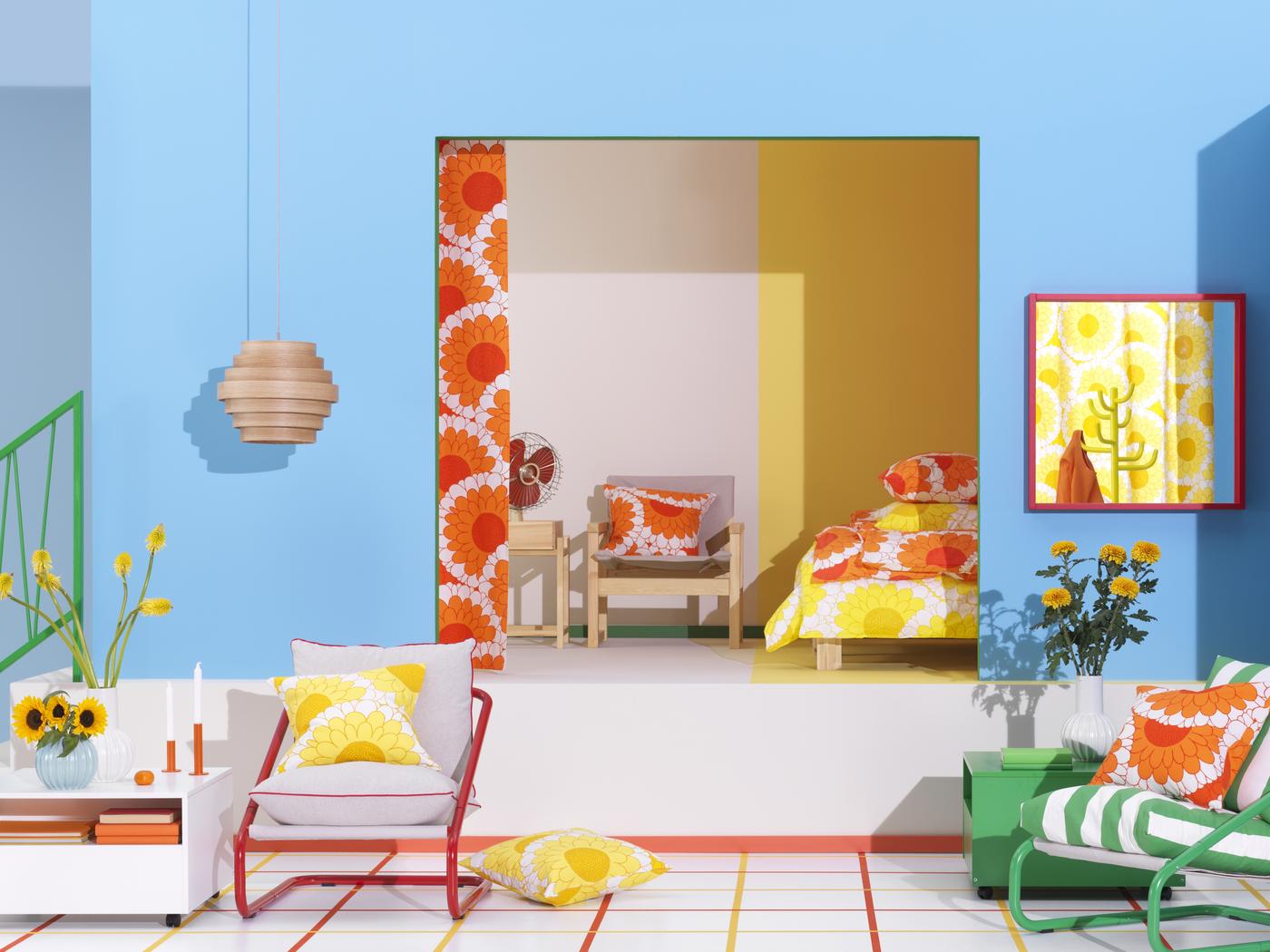 Farbintensiv gestalteter IKEA-Raum mit sommerlichen Textilien in Gelb, Orange und Rot, kombiniert mit modernen Möbeln und skandinavischem Design – frische Einrichtungsideen für Frühling und Sommer.