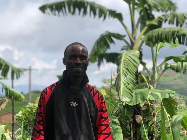 Farmer Assier Bihuta stojący na tle palm