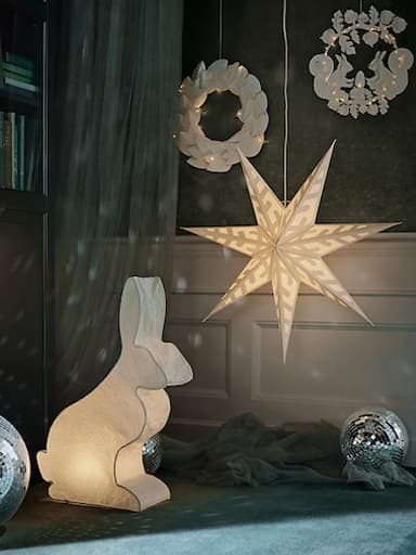 Farois de papel LED de distintas formas iluminados colgando nun cuarto.