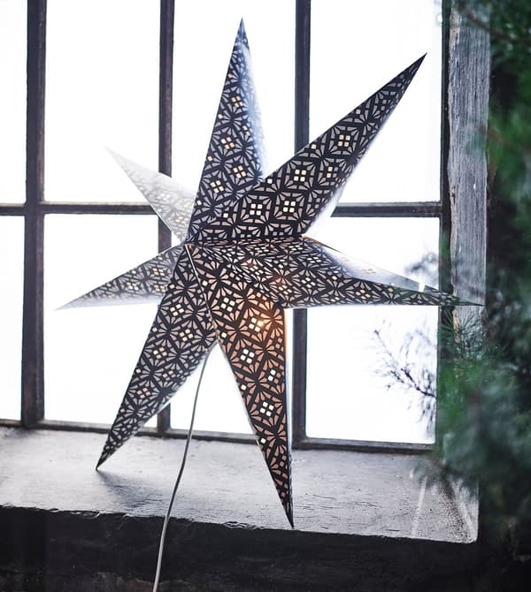 Farol de papel con forma de estrela nun peitoril.