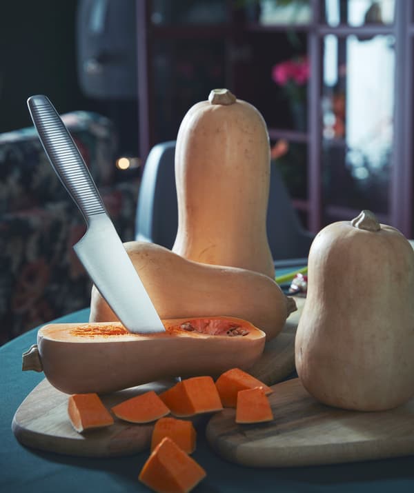 เขียง FASCINERA/ฟัสชิเนรา ของอิเกียดูดีพอที่จะออกมาจากห้องครัว ดังนั้นทำไมไม่เตรียมมื้ออาหารของคุณที่โต๊ะอาหารแทนล่ะ