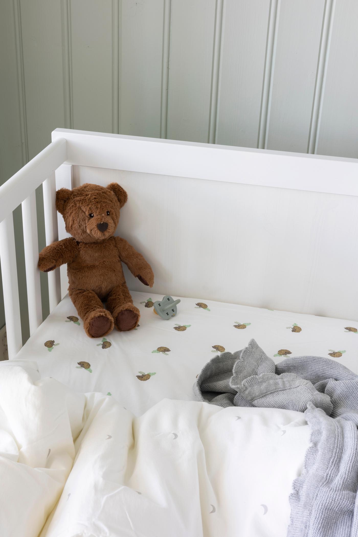 Fasongsydd laken til sprinkelseng, Trolldom, kr 59, sengesett, Lenast, kr 149, pledd, Len, kr 129, og bamse, Brunbjörn, kr 79, alt fra Ikea. 