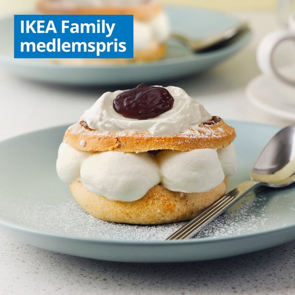 Fastelavnssnegl
Kanelsnegl med flødeskum, kagecreme og blåbærsyltetøj