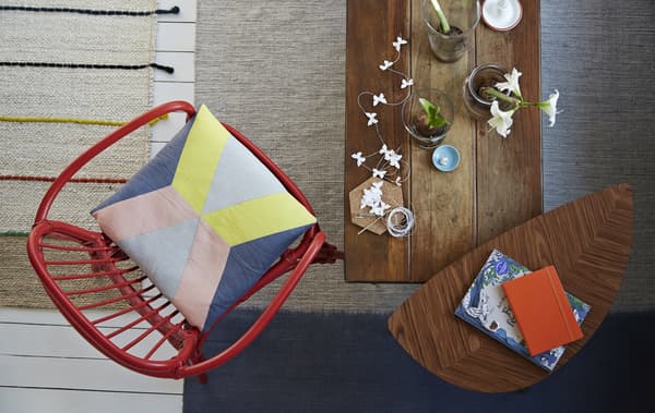 Fauteuil et coussin colorés