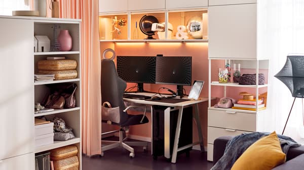 Fauteuil gamer UTESPELARE et bureau entouré par une combinaison de rangement PLATSA avec équipement de gaming et autres accessoires.