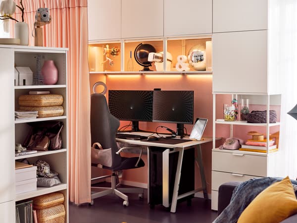Fauteuil gamer UTESPELARE et bureau entouré par une combinaison de rangement PLATSA avec équipement de gaming et autres accessoires.