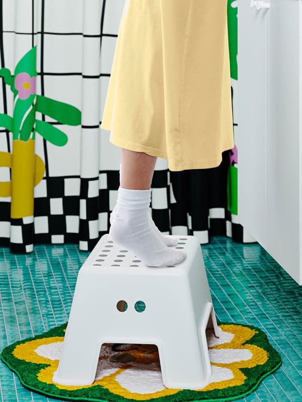 Fehér BOLMEN fellépőn álló gyermek a fürdőszobában.