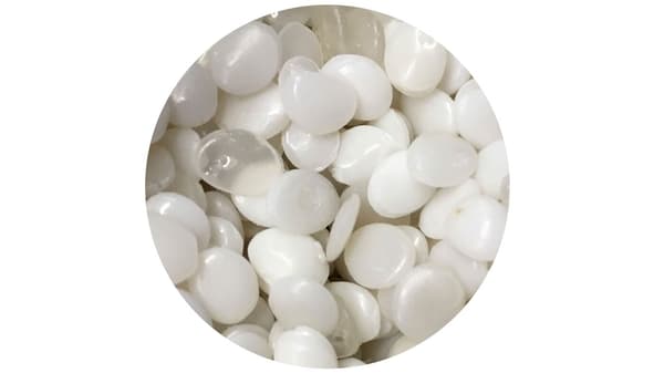 Fehér és átlátszó PLA műanyag pellet, megújuló anyagokból.