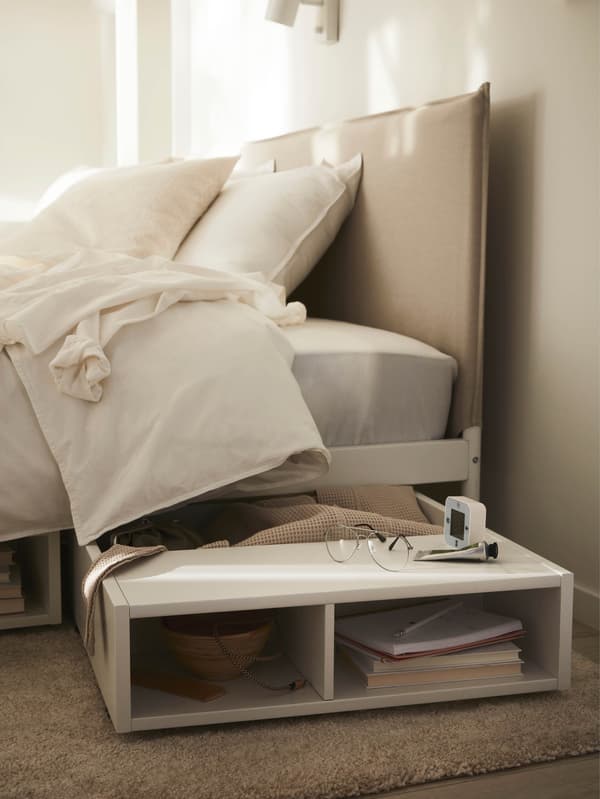 Fehér FREDVANG ágy alatti tároló/éjjeliszekrény egy KELPPSTAD ágy alatt. 