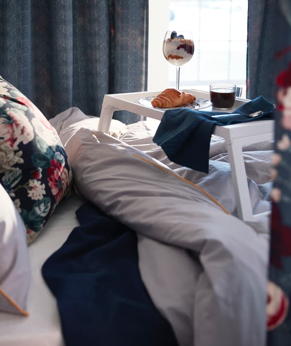 Fehér IKEA KLIPSK tálca fényűző reggelivel.