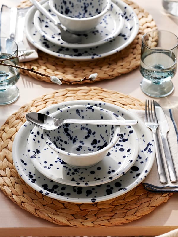 Fehér/kék SILVERSIDA étkészlet, alatta SOARÉ tányéralátétek.
