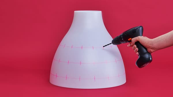 Fehér MELOD lámpabúrára lukakat fúrnak.