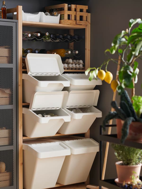 Fehér SORTERA hulladékgyűjtők egy IVAR polcos elemben.