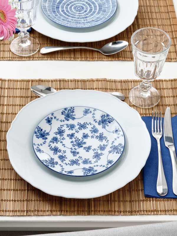 Fehér UPPLAGA tálak, rajtuk kék/fehér ENTUSIASM desszerttálak.