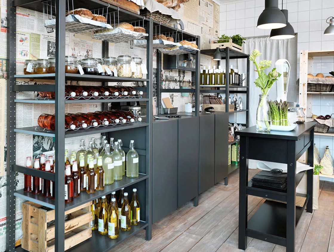 Feinkostgeschäft mit IVAR Kiefer-Schränken, GORM Nadelholz-Regale & schwarzem NORDEN Sideboard