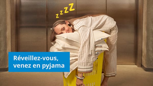 femme allongée sur des coussins