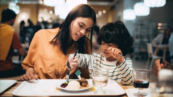 Femme attablée avec son fils