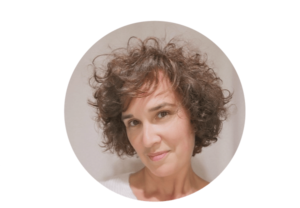 Femme avec cheveux bouclés brun
