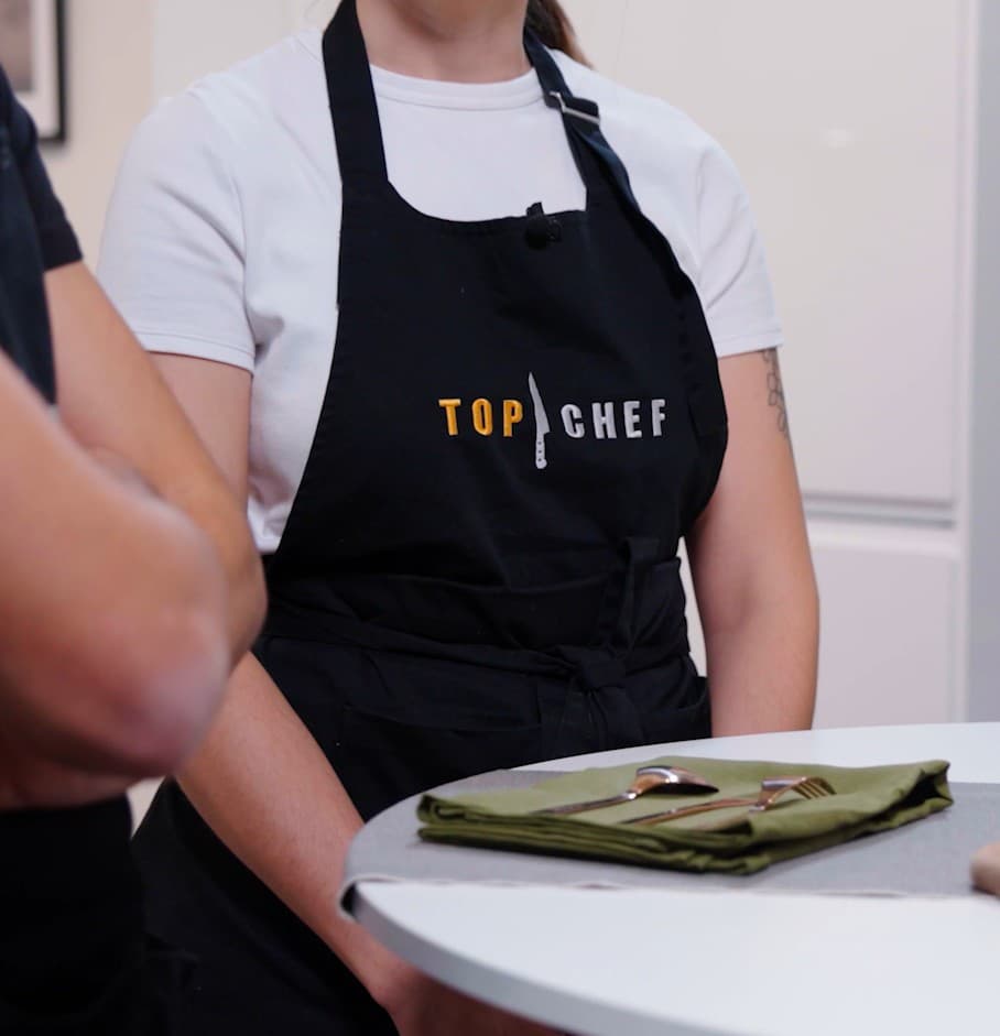 Femme avec un tablier TOP CHEF.