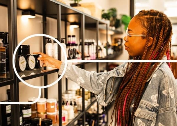 Femme dans une épicerie