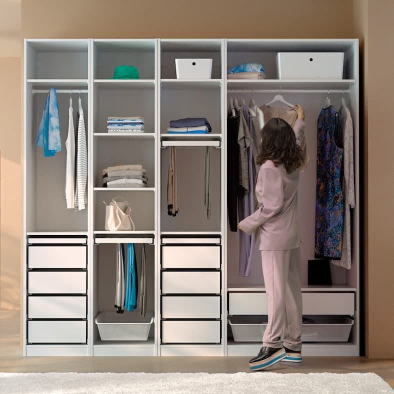 femme devant un dressing pax