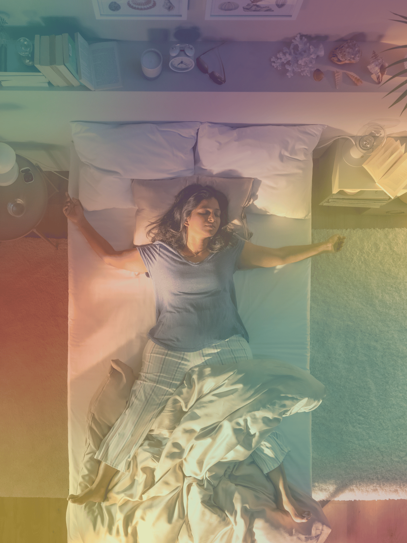Femme dormant en étoile sur un lit 