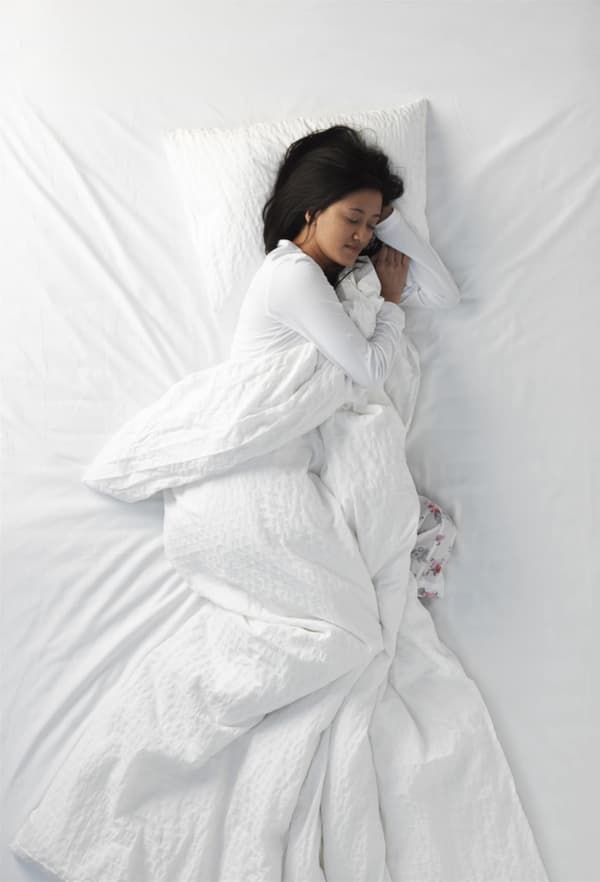 Femme dormant sur le côté 