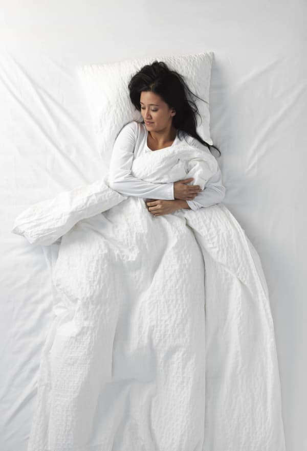 Femme dormant sur le dos 