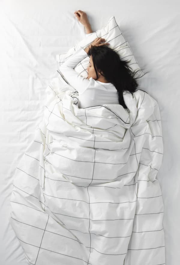 Femme dormant sur le ventre 