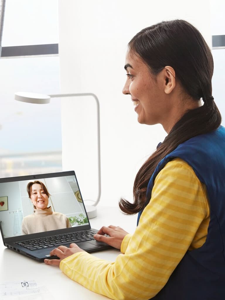 Femme en rendez-vous à distance avec une cliente.