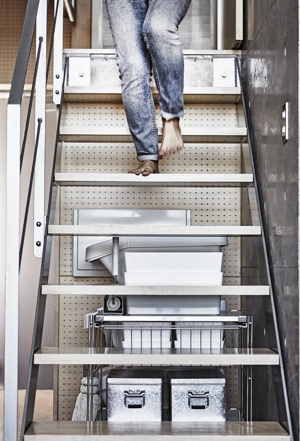 Femme en train de descendre les escaliers.