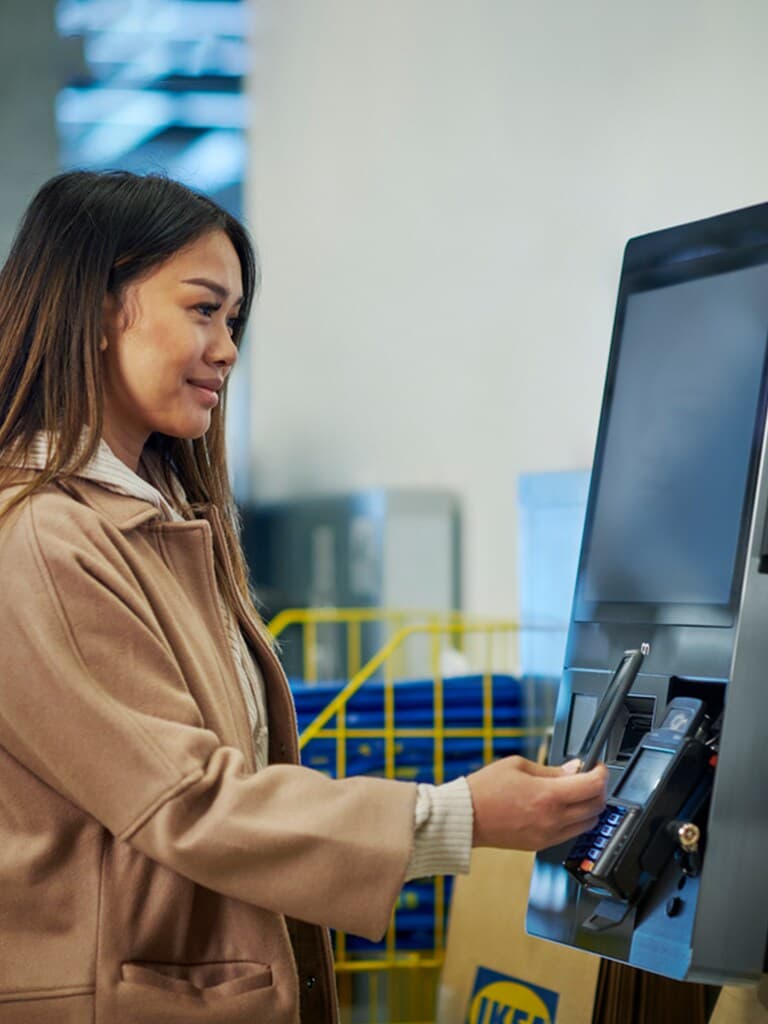 Femme en train de payer des articles.