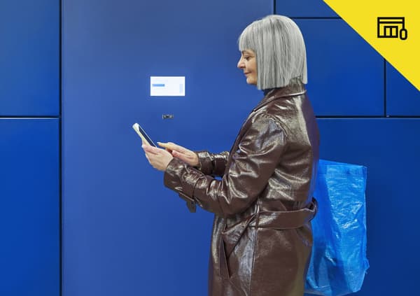 Femme en train de récupérer sa commande.