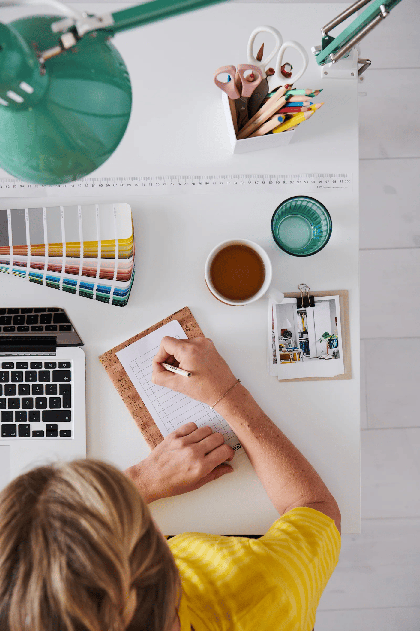 Femme en train d'écrire.