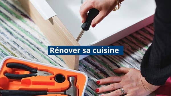 Femme montant un tiroir avec des outils