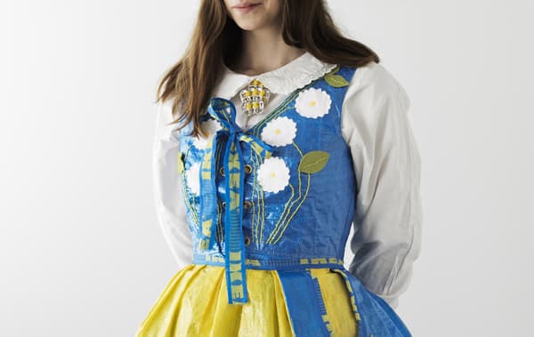 Femme portant une robe réalisée avec des sacs IKEA FRAKTA.