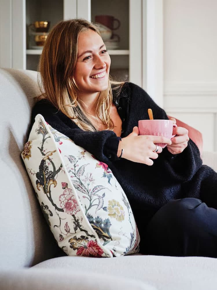 femme qui boit son café dans le canapé
