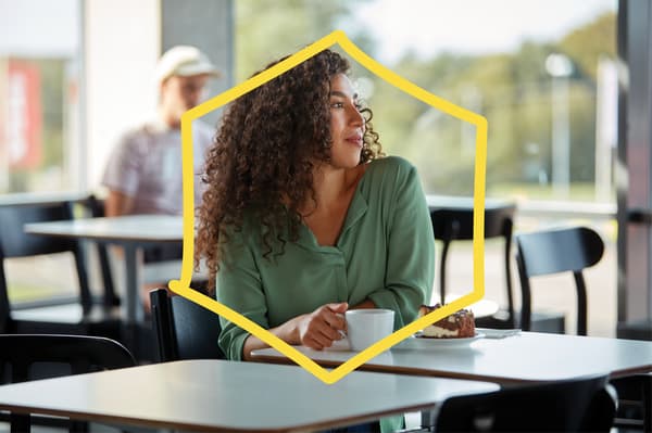 Femme qui boit un café