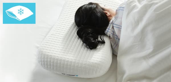 Femme qui dort sur le côté sur un oreiller ergonomique