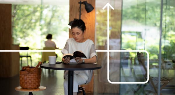 femme sur son téléphone